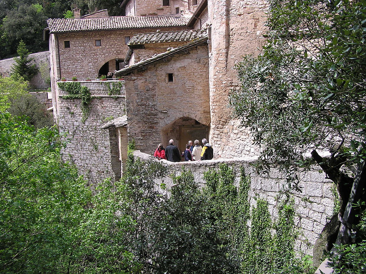 1200px-Eremo-delle-Carceri-Assisi