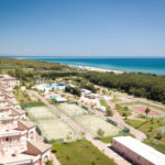 Resort con piscina e campi da tennis all'aperto